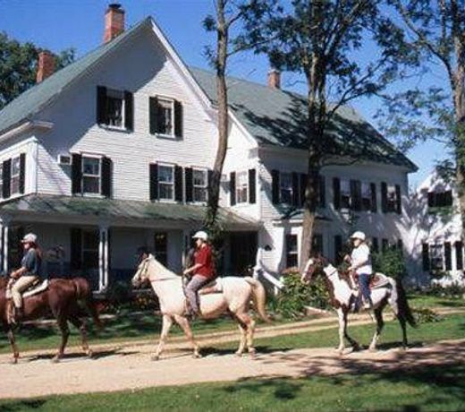 FARM BY THE RIVER BED AND BREAKFAST WITH STABLES