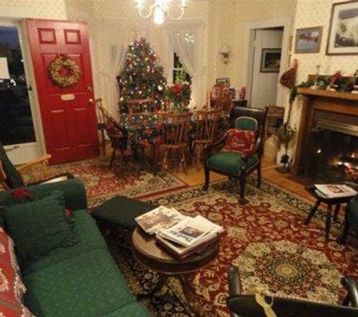 FARM BY THE RIVER BED AND BREAKFAST WITH STABLES