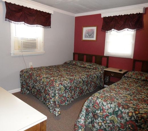 Seven Dwarfs Motel & Cabins
