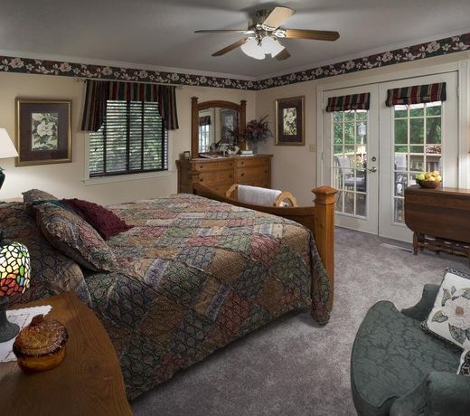 Acorn Bed & Breakfast at Mills River