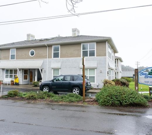 Sea Breeze Court