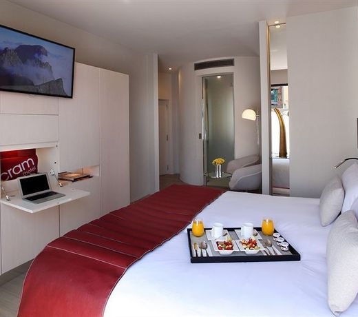 Cram Hotel