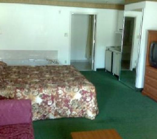 Diboll Inn and Suites