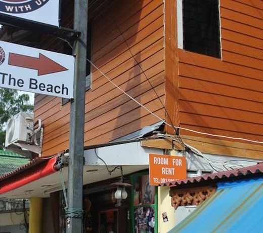 TRASH AND GLAM BEACH LOUNGE
