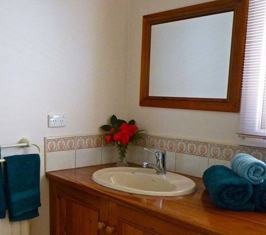 Eltham Venn Cottage Accomodation