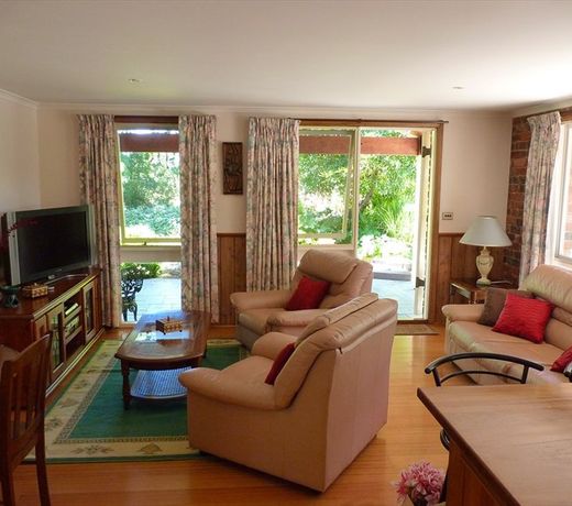 Eltham Venn Cottage Accomodation