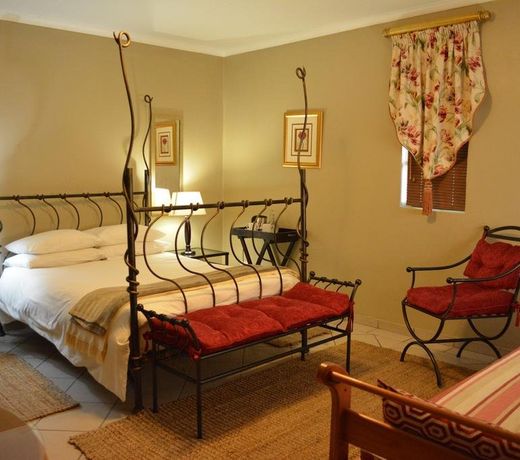 Le Chateau Guest House and Conference Centre
