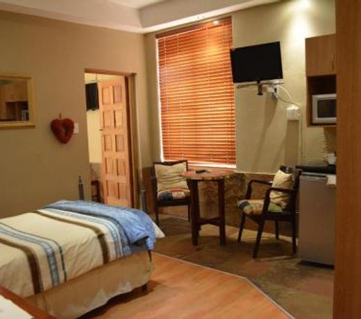 Le Chateau Guest House and Conference Centre