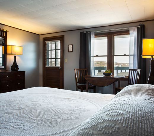 Bearskin Neck Motor Lodge