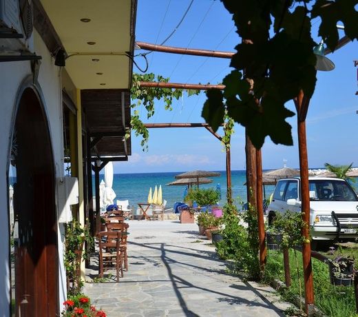 Chrisi Akti Hotel