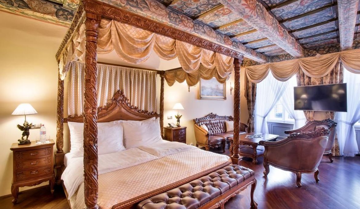 Iron Gate Hotel & Suites