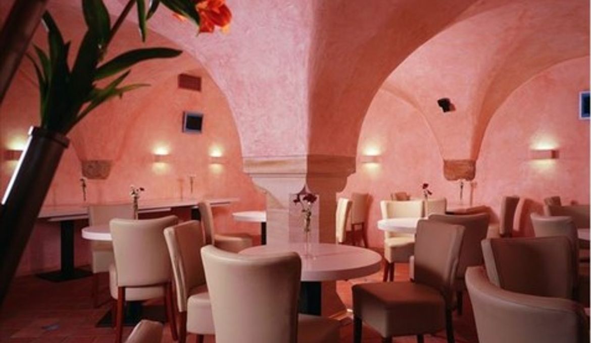 Iron Gate Hotel & Suites