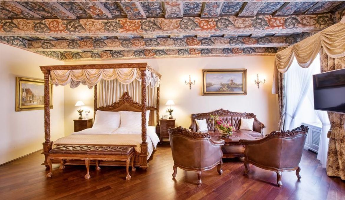 Iron Gate Hotel & Suites