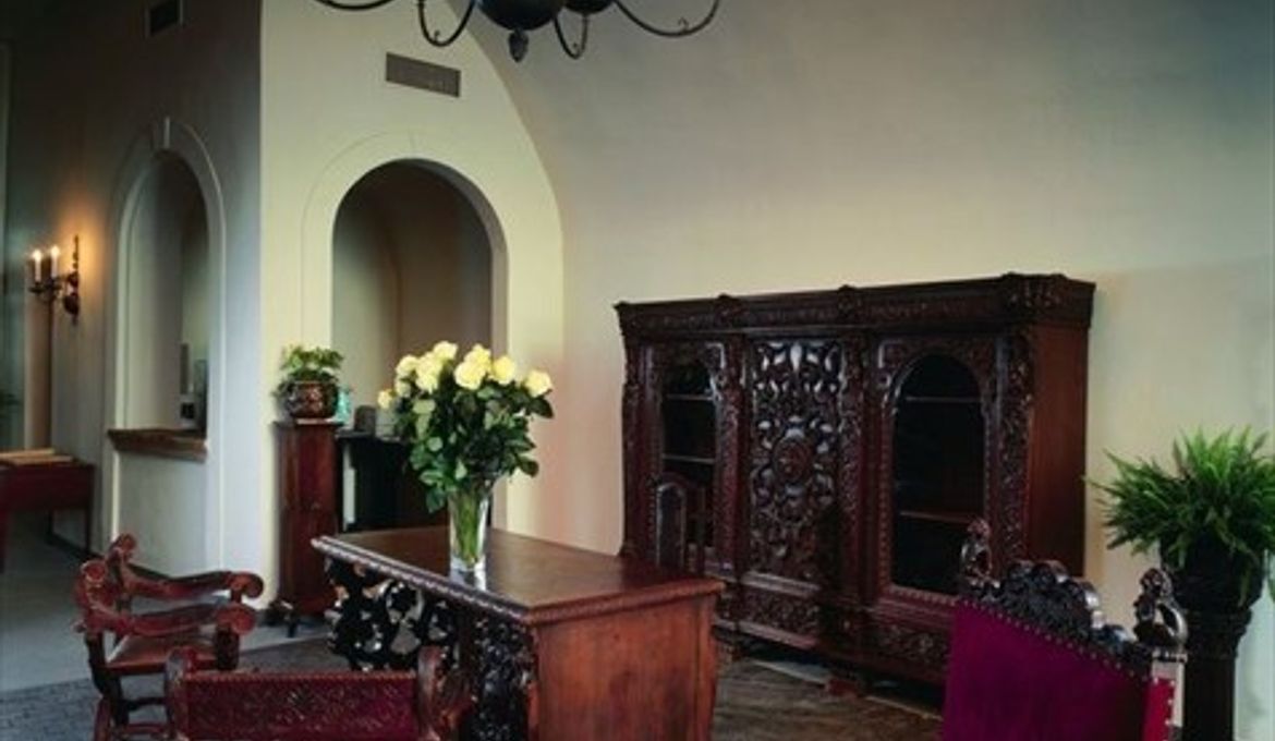 Iron Gate Hotel & Suites