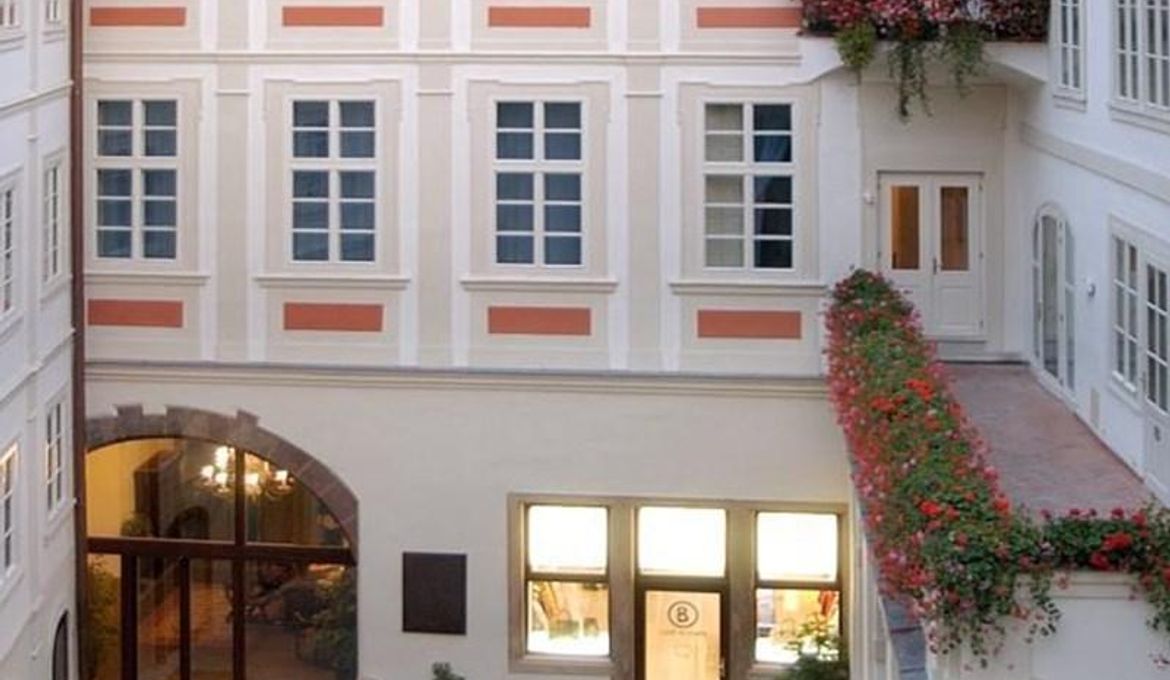 Iron Gate Hotel & Suites