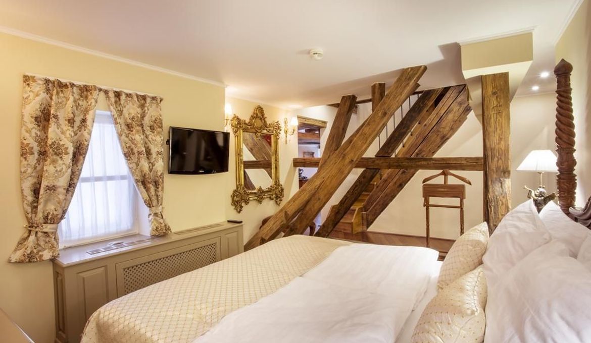Iron Gate Hotel & Suites