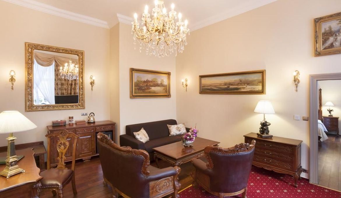 Iron Gate Hotel & Suites