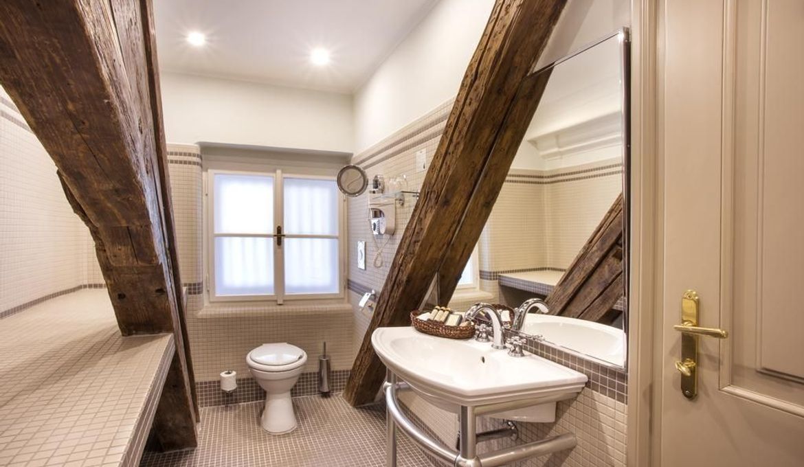 Iron Gate Hotel & Suites