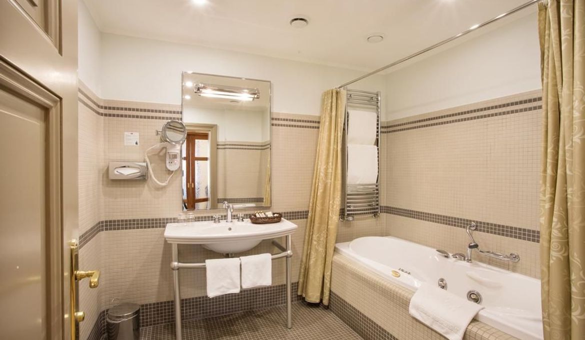Iron Gate Hotel & Suites