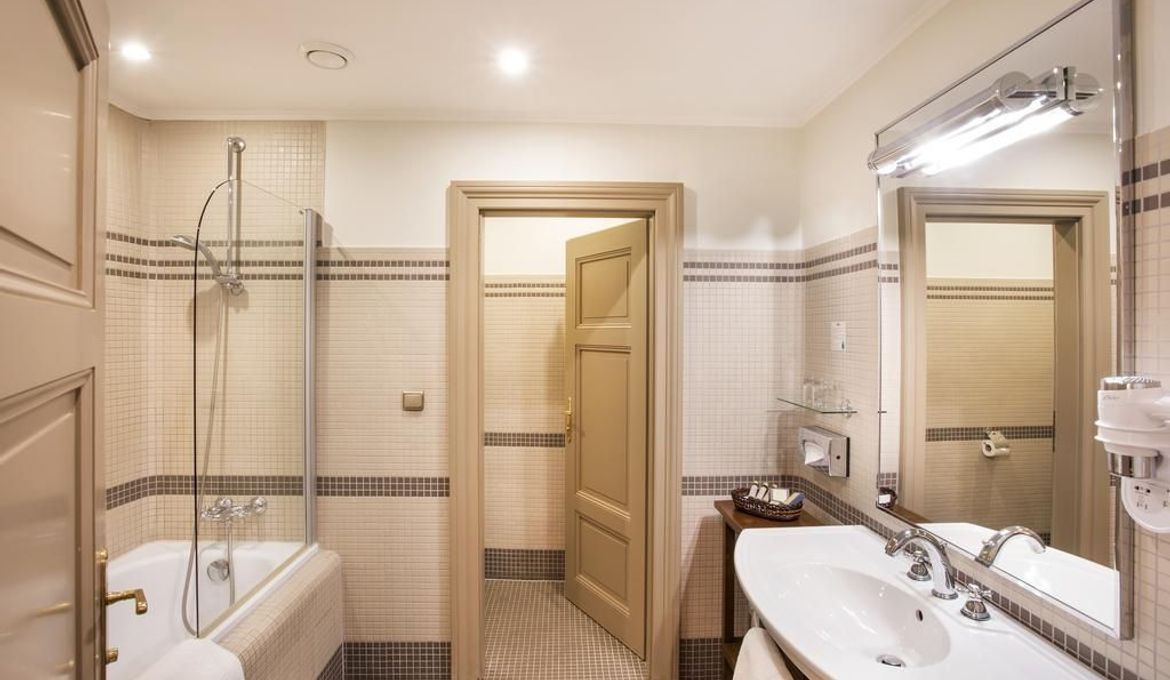 Iron Gate Hotel & Suites