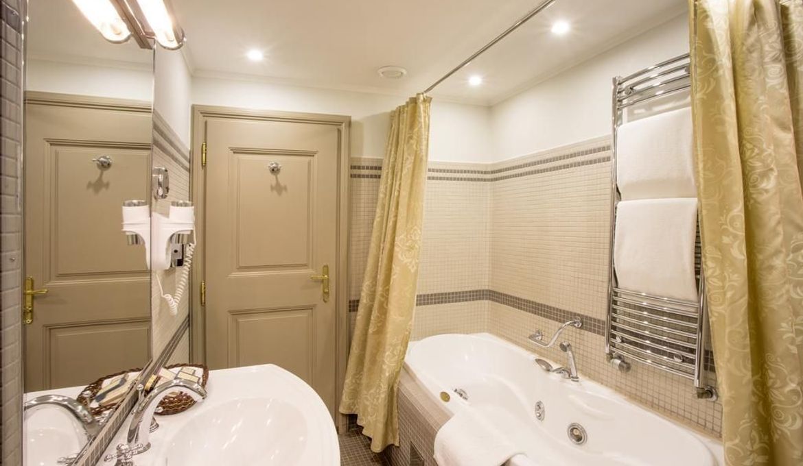 Iron Gate Hotel & Suites