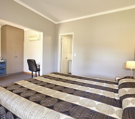 Seasons Hotel Newman
