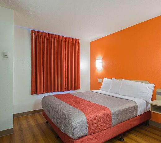 Motel 6-Whitby, ON - Toronto East