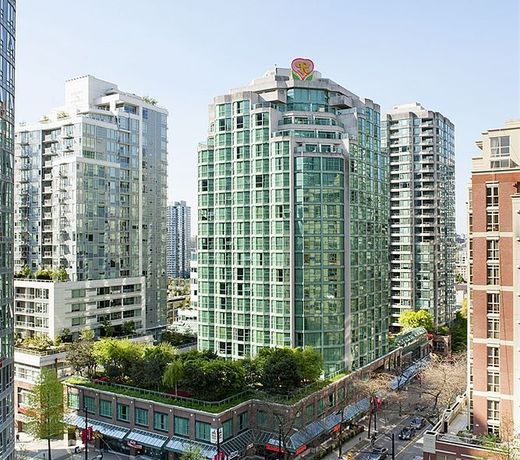 Rosedale on Robson Suite Hotel