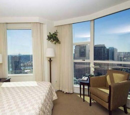 Rosedale on Robson Suite Hotel