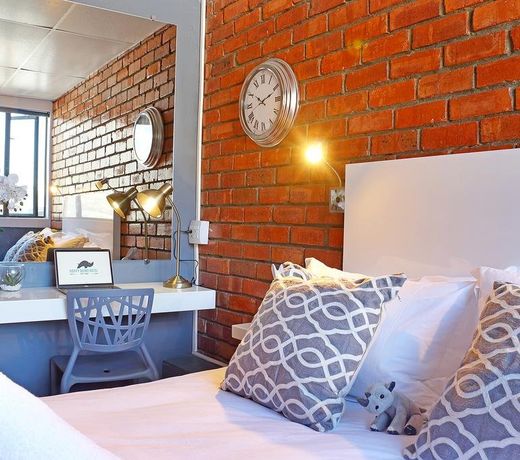 Happy Rhino Hotel