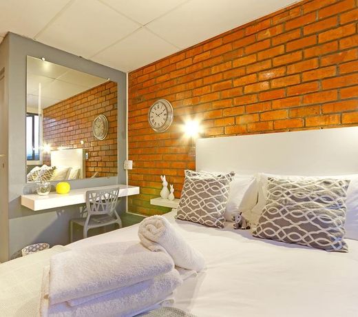 Happy Rhino Hotel