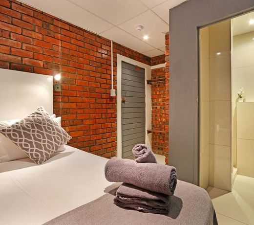 Happy Rhino Hotel