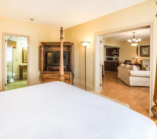Ramada by Wyndham Thunder Bay Airlane Hotel