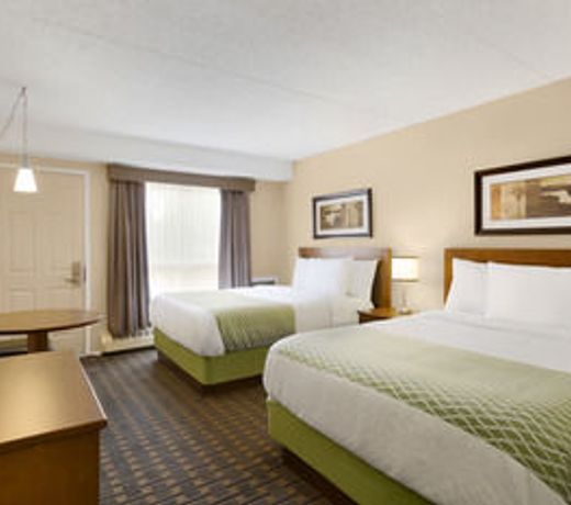 Colonial Square Inn & Suites