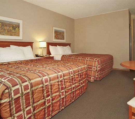Colonial Square Inn & Suites