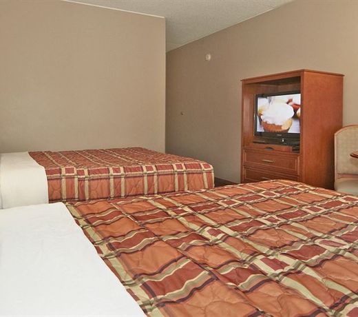 Colonial Square Inn & Suites