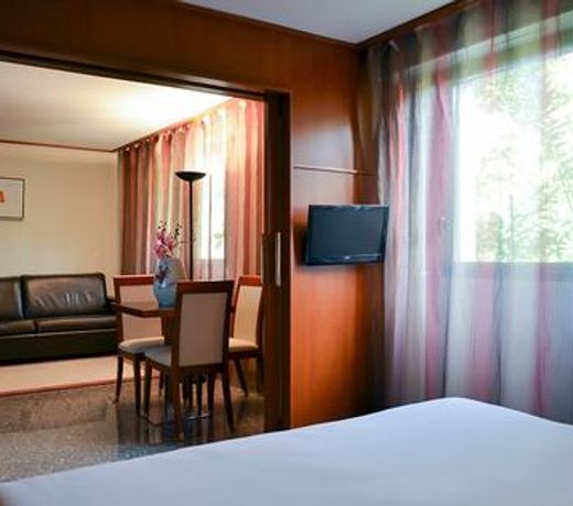 Goldstar Apartments & Suites