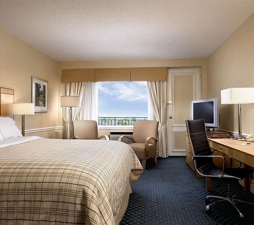FOUR POINTS BY SHERATON TORONTO LAKESHORE