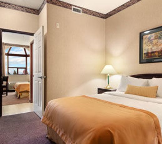 RAMADA HOTEL & SUITES METROTOWN