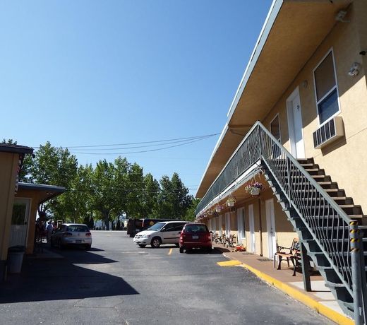 Lakeside Villa Inn and Suites