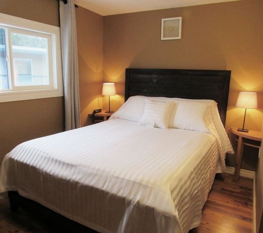 Lakeside Villa Inn and Suites