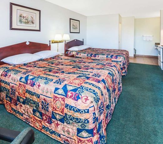 Super 8 by Wyndham 100 Mile House