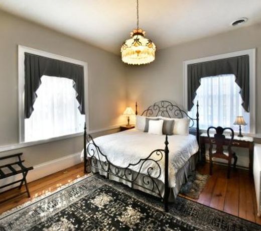 Brockamour Manor Bed and Breakfast