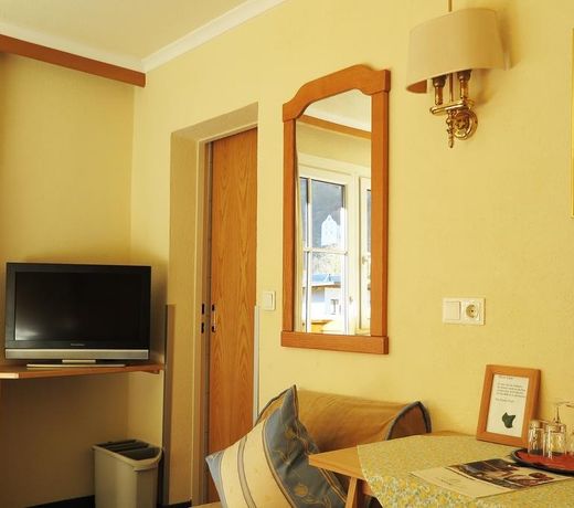 Living-Apart Anita