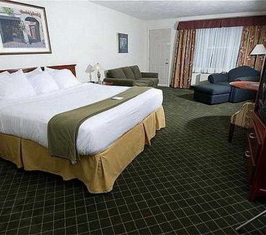 Days Inn & Suites by Wyndham Moncton
