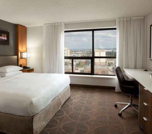 Hilton Toronto Airport Hotel & Suites
