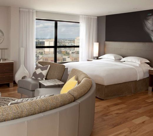 Hilton Toronto Airport Hotel & Suites