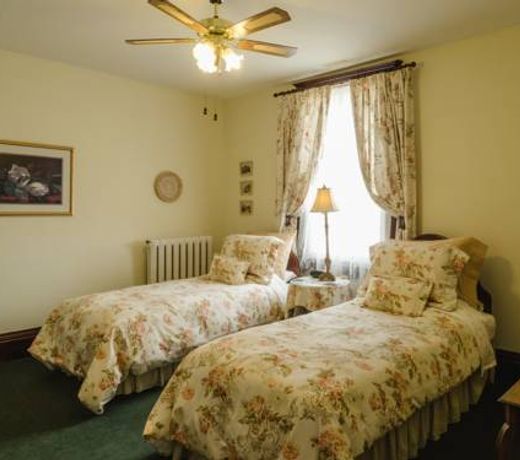 Green Woods Inn
