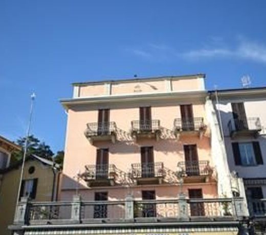 Rodrigo Lakeside Apartments