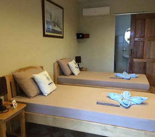 Captain's Lodge and Bar